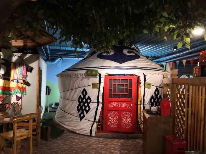 老阿妈蒙古村-"这是家内蒙特色的餐厅,位于东五环十八里店.