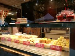 面包甜点陈列柜-四季小馆·地道北京小吃(广百店)