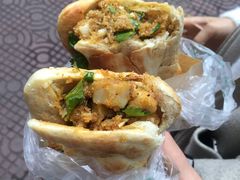 粉蒸肥肠锅盔-南充方酥锅魁