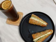 蒜香芝士流心盐可颂-DOPAMINE多巴胺·甜品面包·生日蛋糕(国贸店)