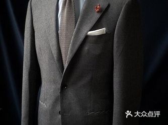 衬衫搭配西装西裤，是一种成熟的绅士装，非常帅气十足