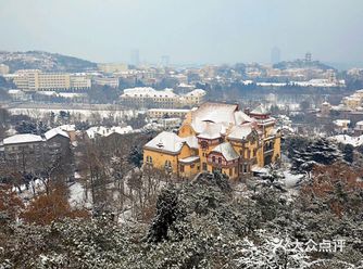 市南区的各个小山头都值得逛逛，信号山、小鱼山是游客最