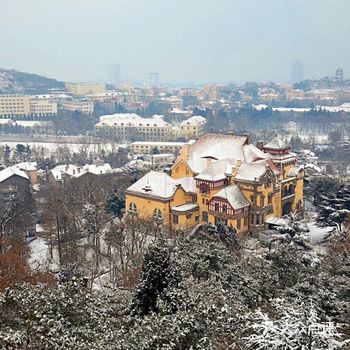 市南区的各个小山头都值得逛逛，信号山、小鱼山是游客最