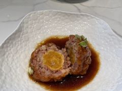 咸蛋黄狮子头-梅飞酒家(名辉豪庭店)