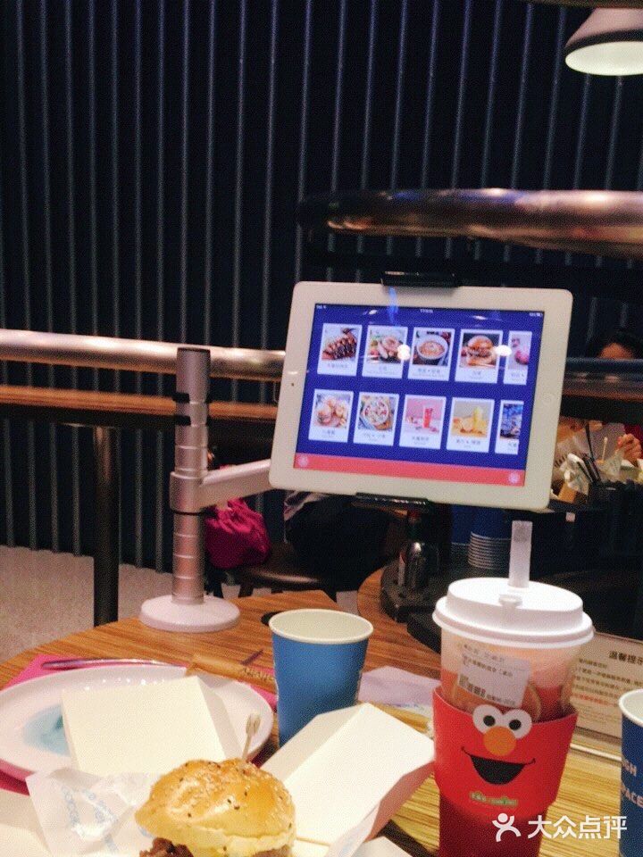 一个汉堡一杯饮料，橙V还送了冰淇淋