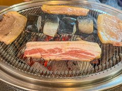 -围炉肉舍•炭烤活鳗•丹东海鲜烤肉(步行街店)