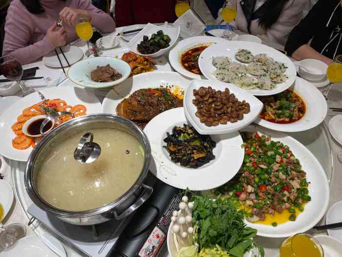 朗豪大饭店(杨家坪中迪广场店"中迪广场里人气比较旺的店,停车免费