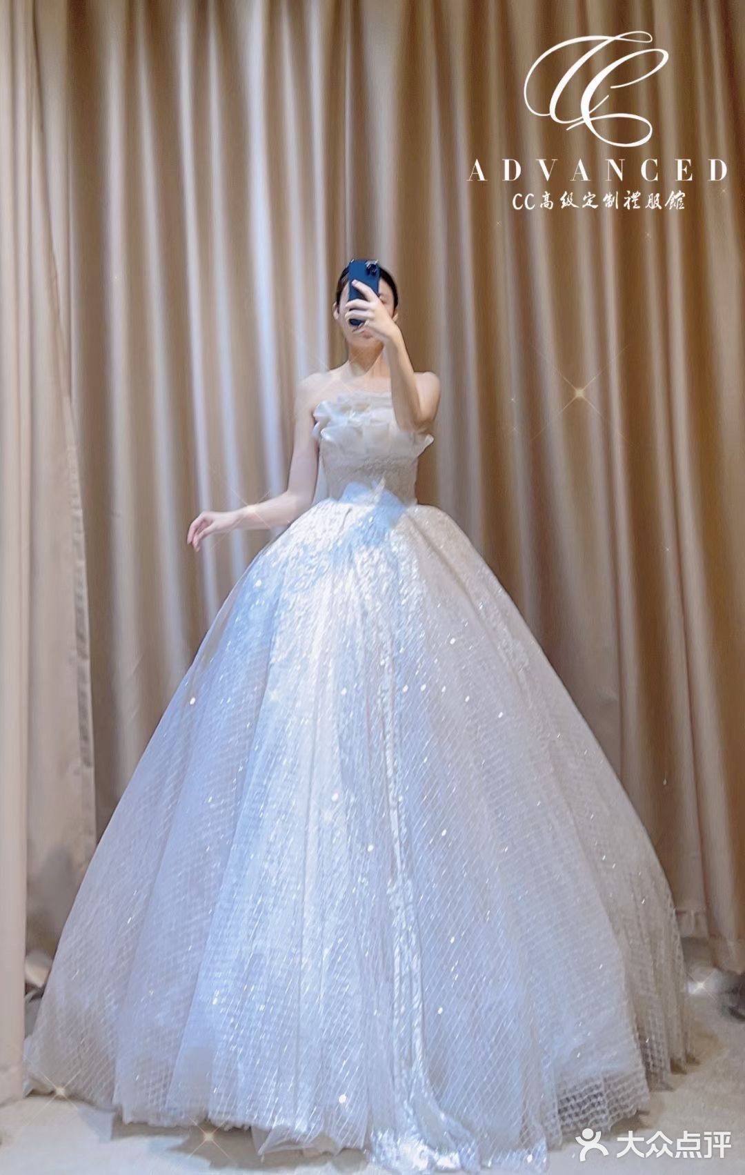 每个女孩都对自己穿上婚纱的样子
充满各种美好幻想..☁