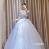 每个女孩都对自己穿上婚纱的样子
充满各种美好幻想..☁