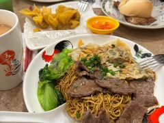 牛肉炒面加云吞-喜莲咖啡