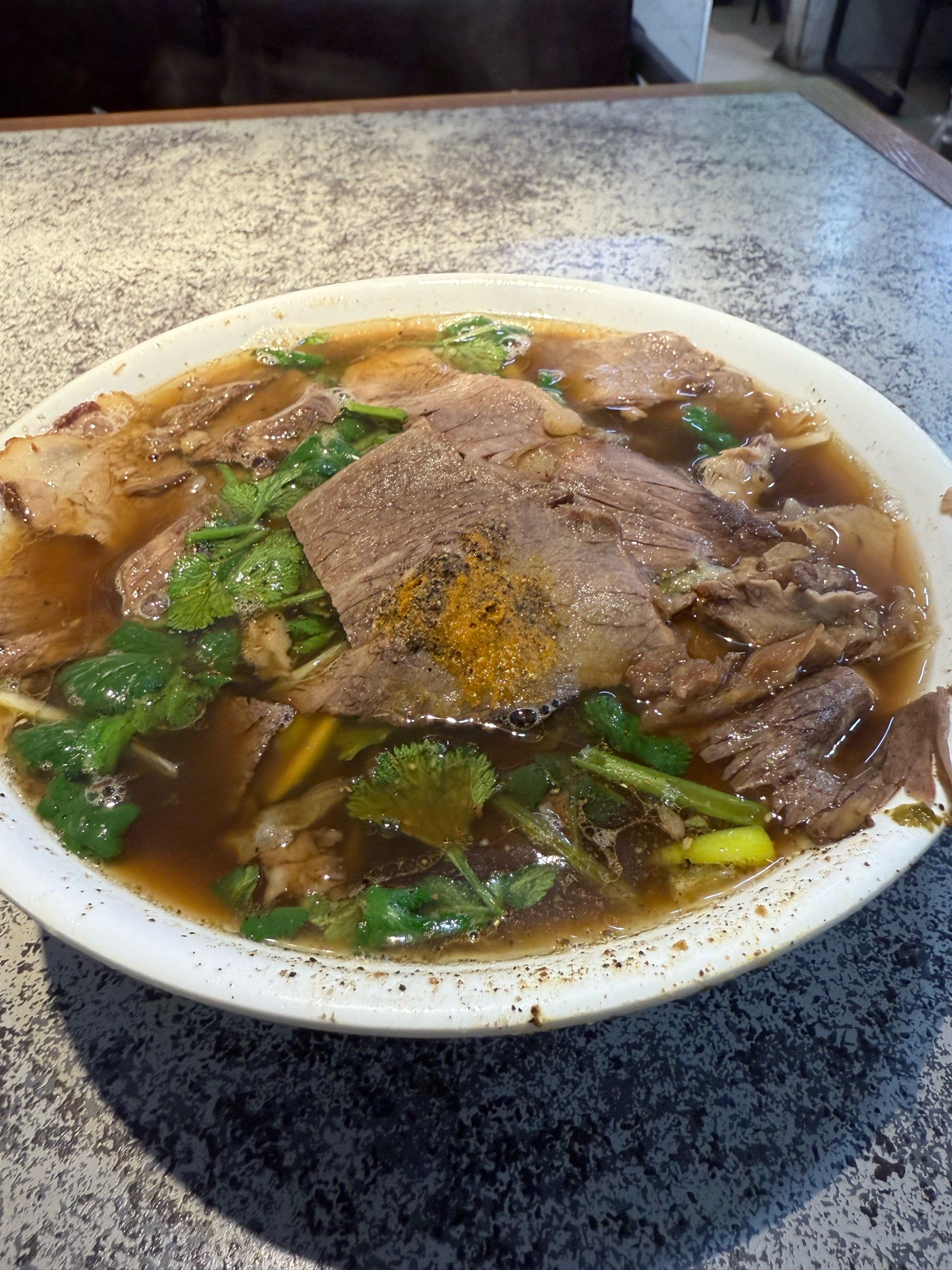 去石家庄玩 查了下牛肉罩饼应该是特色 中午人挺多的 门口有停车的