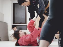 -菠萝格斗巴西柔术训练馆