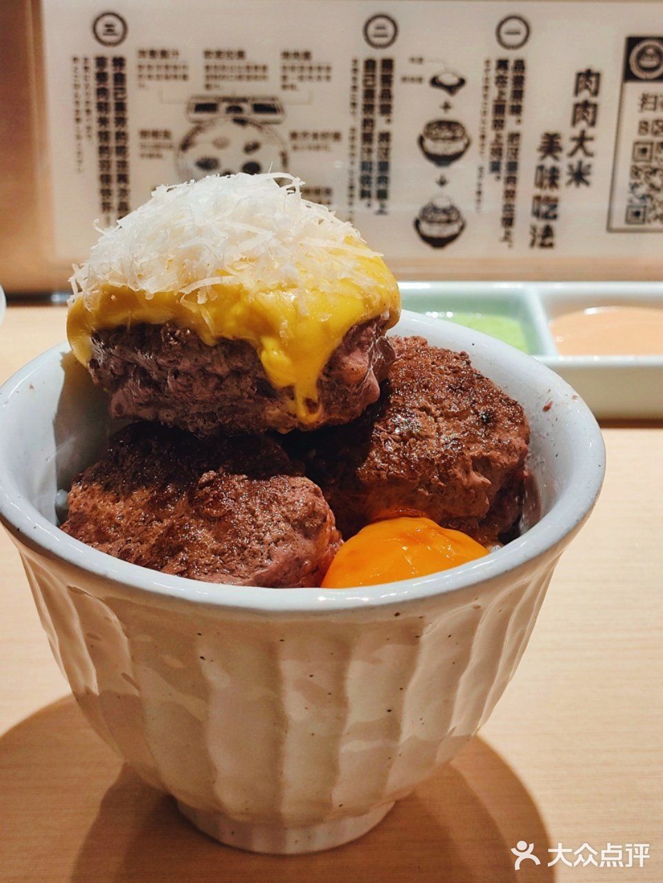 都说现在餐饮行业惨淡，可这家肉肉大米每天都大排长龙啊[嘘]