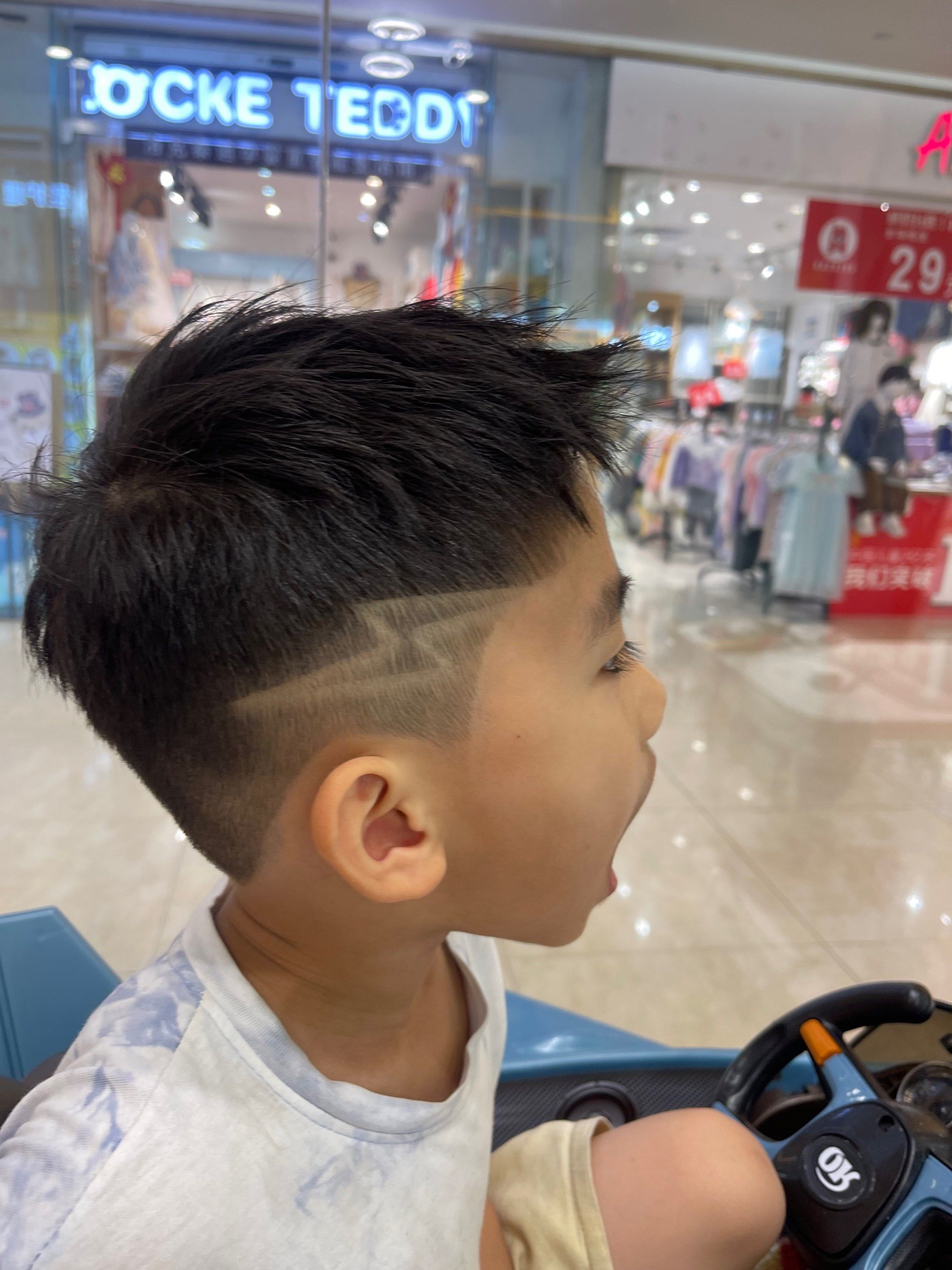 小男孩雕刻造型