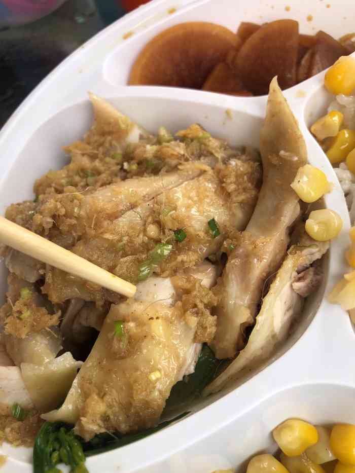 打分 白切鸡里边好多鸡毛,打电话点的外卖说了三遍还是能送错,真的是