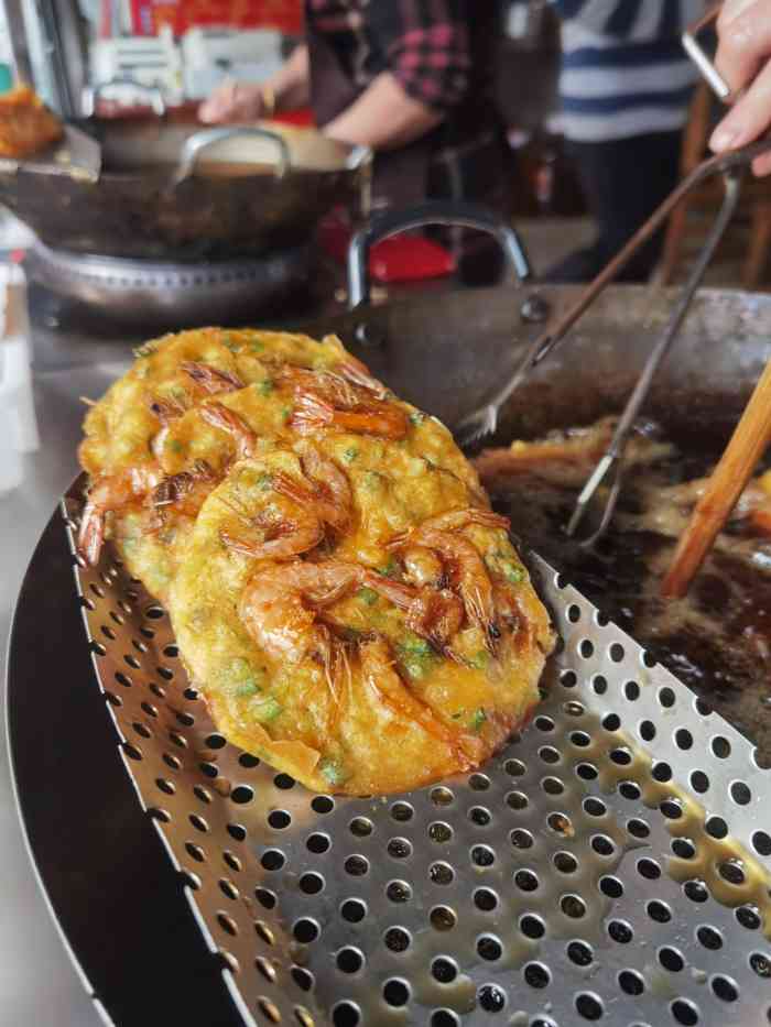 北海肥妈虾饼铺-"有时候路过会看到这家店排了蛮多人在买吃的.