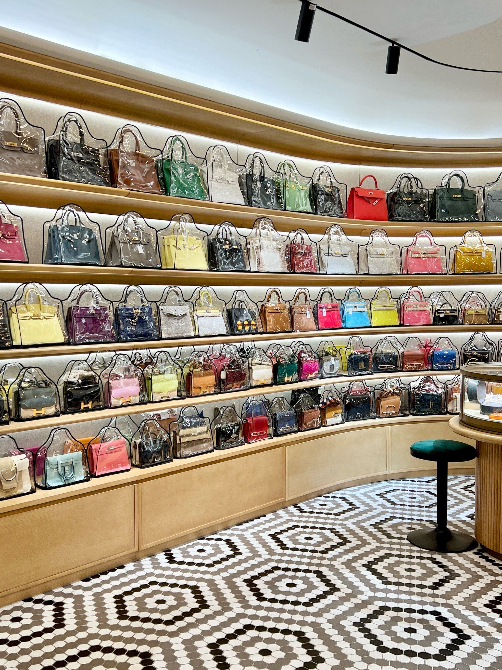 卧卧卧!杭州整面爱马仕墙