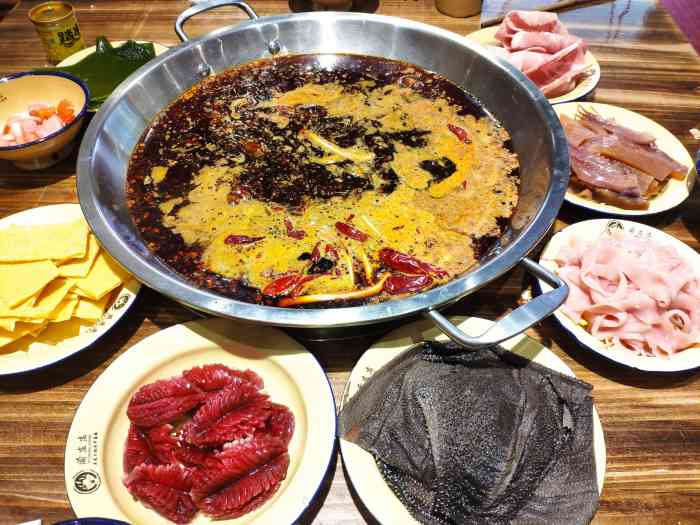 渝盅盅洋瓷碗老火锅-"大渡口好吃街的新店,过路看起来生意嘿好的.