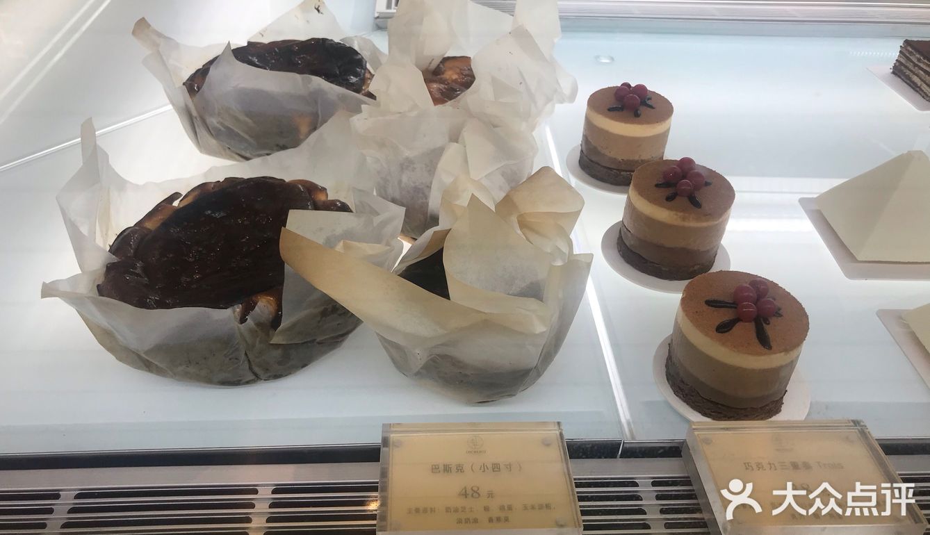 是由夹心的，外层有点硬，奶香，椰蓉好像