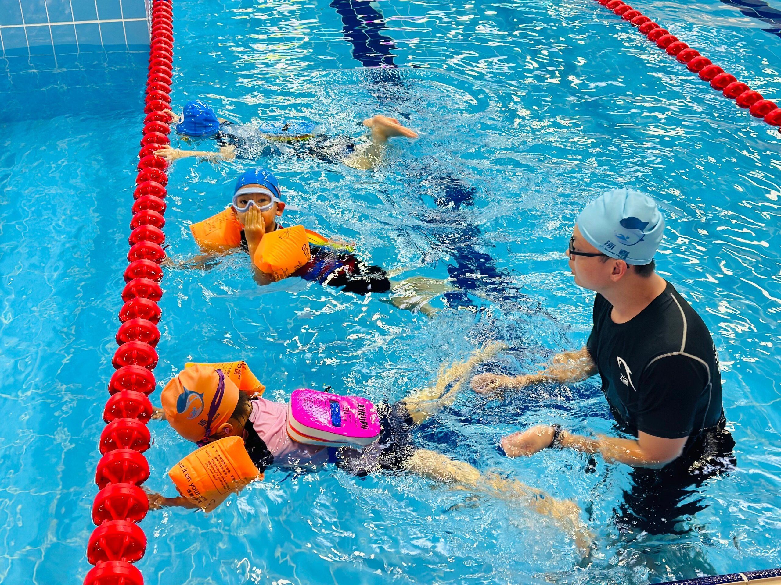 学游泳,游泳培训,室内恒温游泳馆