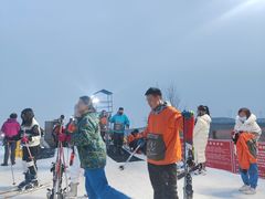 -采薇庄园四季滑雪场