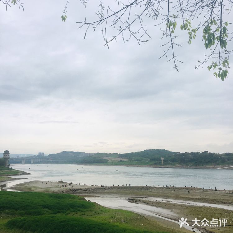 去吃抄手的路上看到河边隐约有人影 吃完抄手回来还没散场