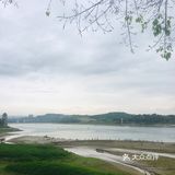去吃抄手的路上看到河边隐约有人影 吃完抄手回来还没散场