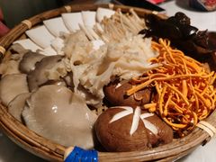 -尚尚仙·酸汤猪手·猪肚鸡火锅(华联万柳购物中心店)