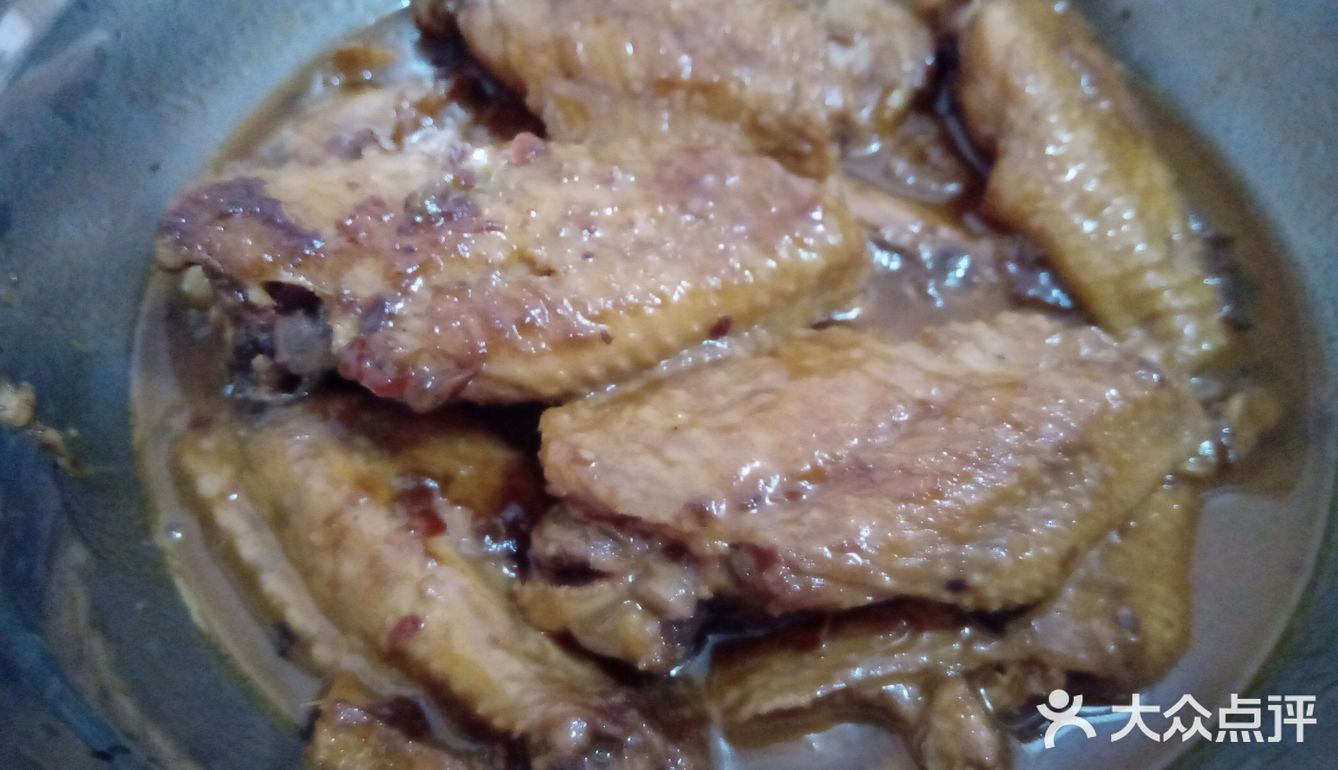 鸡翅中洗净焯水后，油锅热了下葱姜爆香