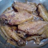 鸡翅中洗净焯水后，油锅热了下葱姜爆香
