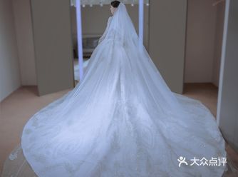 你梦中的婚礼 只差这件复古重工风婚纱啦