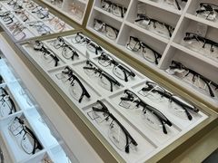 -美式眼镜·授权蔡司.依视路.尼康.豪雅.明月(南翔印象城店)
