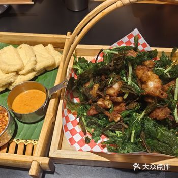 下浩里颠个勺云南菜#城市向导官 服务员每次上菜都会详