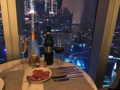 葡萄酒与窗外景色-广州四季酒店·意珍·意式自助餐