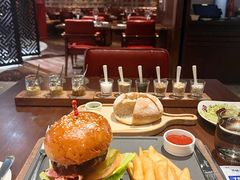 汉堡-恰餐厅及酒吧 CHAR Bar & Grill (北京丽都皇冠假日店)