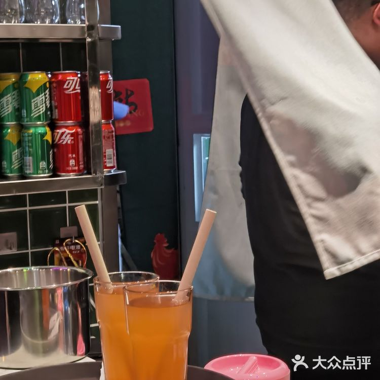 我们每个人都喝了两三碗汤才让小哥哥烫的菜
