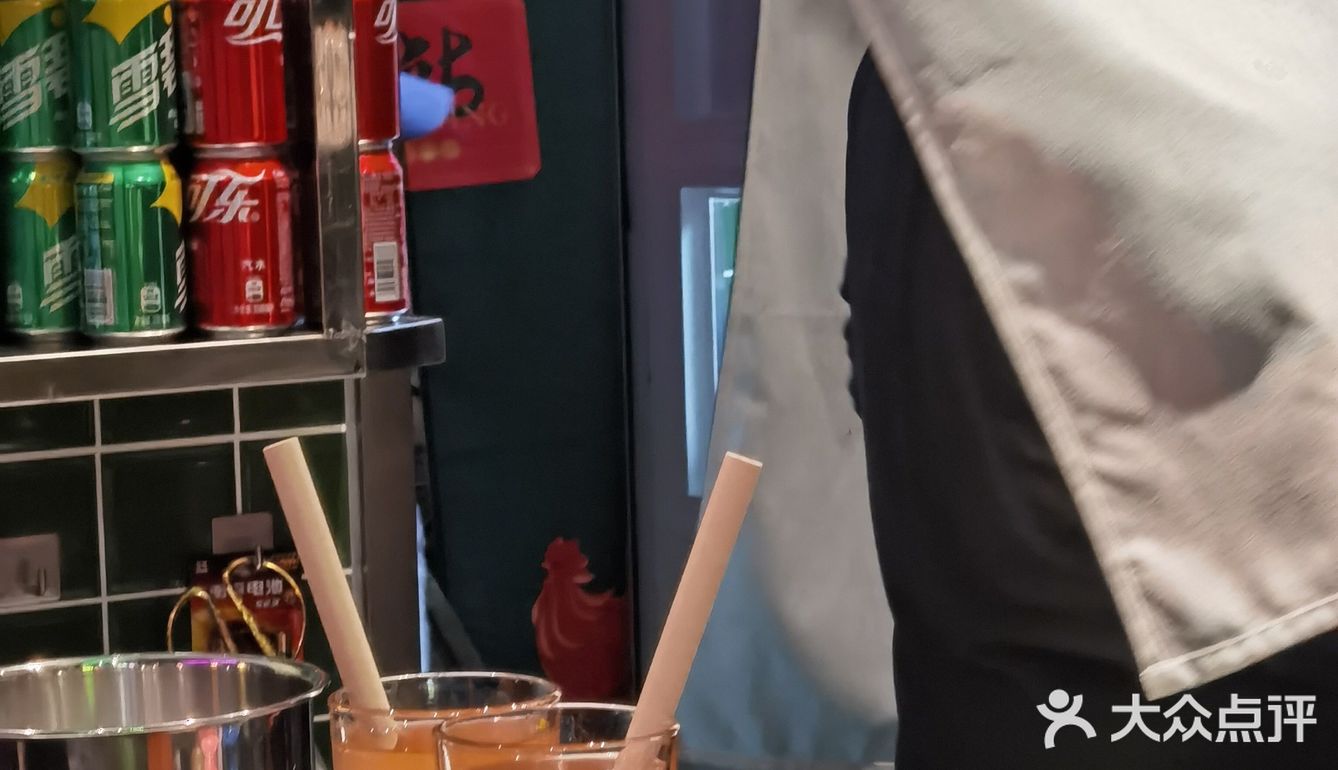 我们每个人都喝了两三碗汤才让小哥哥烫的菜