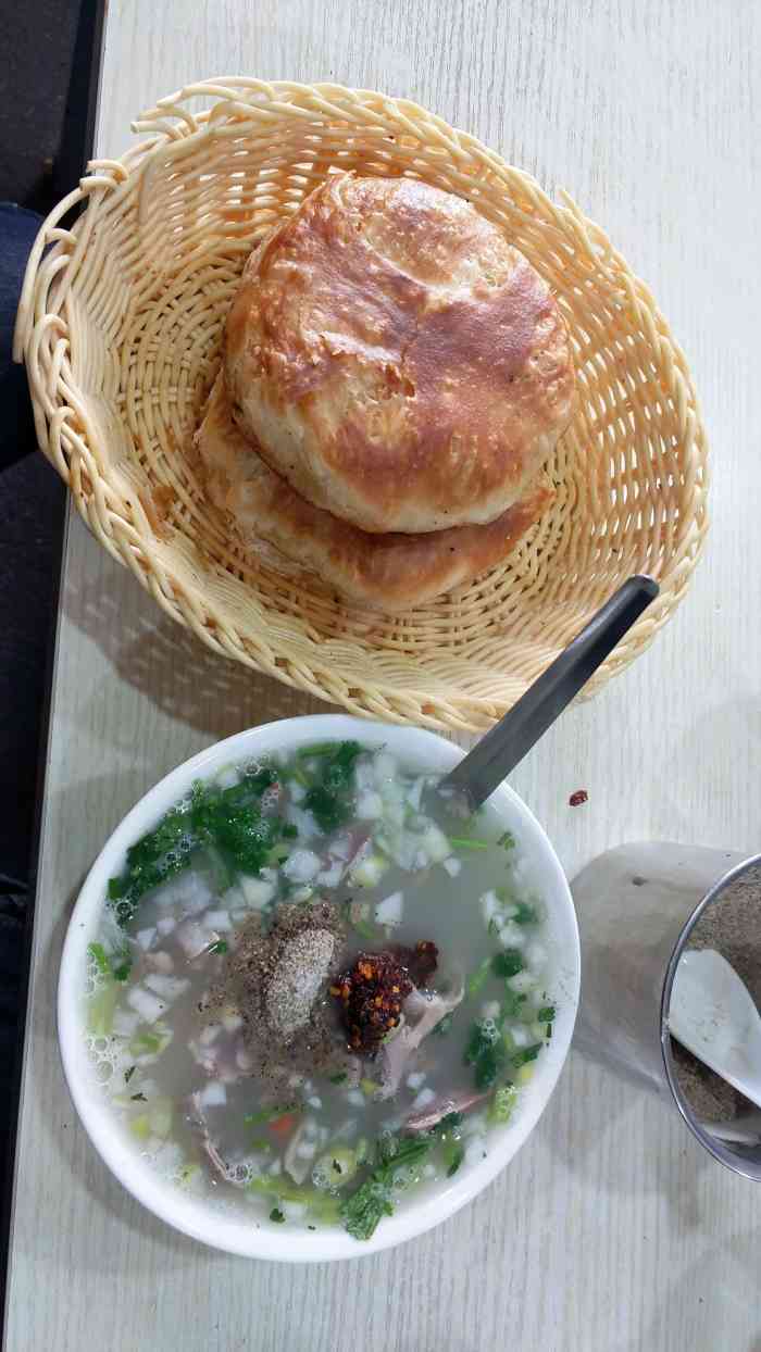 羊汤是我的最爱!饼分很多种,我感觉馅饼最好吃,然后是烧饼.