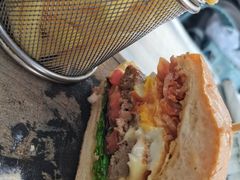 柏林农夫和牛汉堡配薯条-LENBACH兰巴赫西餐啤酒坊(大连东港店)