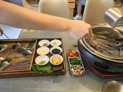 -围炉肉舍•炭烤活鳗•丹东海鲜烤肉(步行街店)