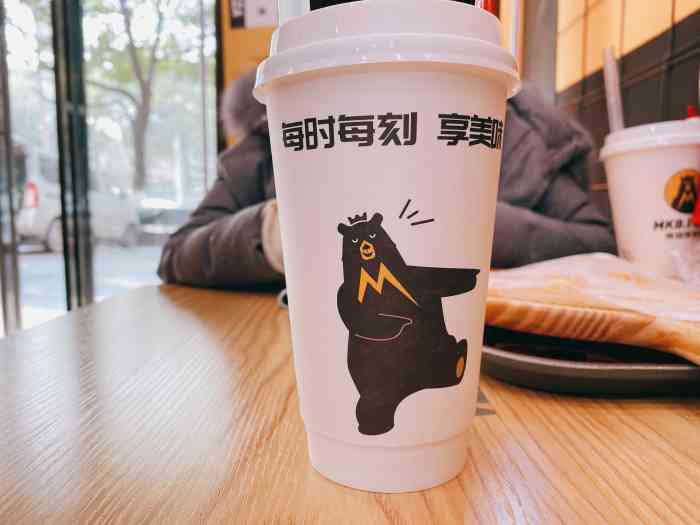 "民族大道的街面上的一家店,干净简洁.门面