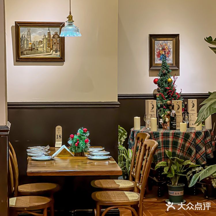 青岛八大关老洋房里的餐厅,好有氛围🕯️🎄🏰