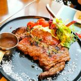 牛肉多汁可口配着芝士很香