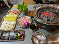 -围炉肉舍•炭烤活鳗•丹东海鲜烤肉(步行街店)