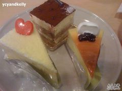 从左至右：红薯蛋糕，提拉米苏，芝士蛋糕-多乐之日(五道口店)