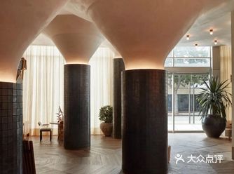 在设计空间、材料运用、风格混搭，以及陈设配饰、细节处