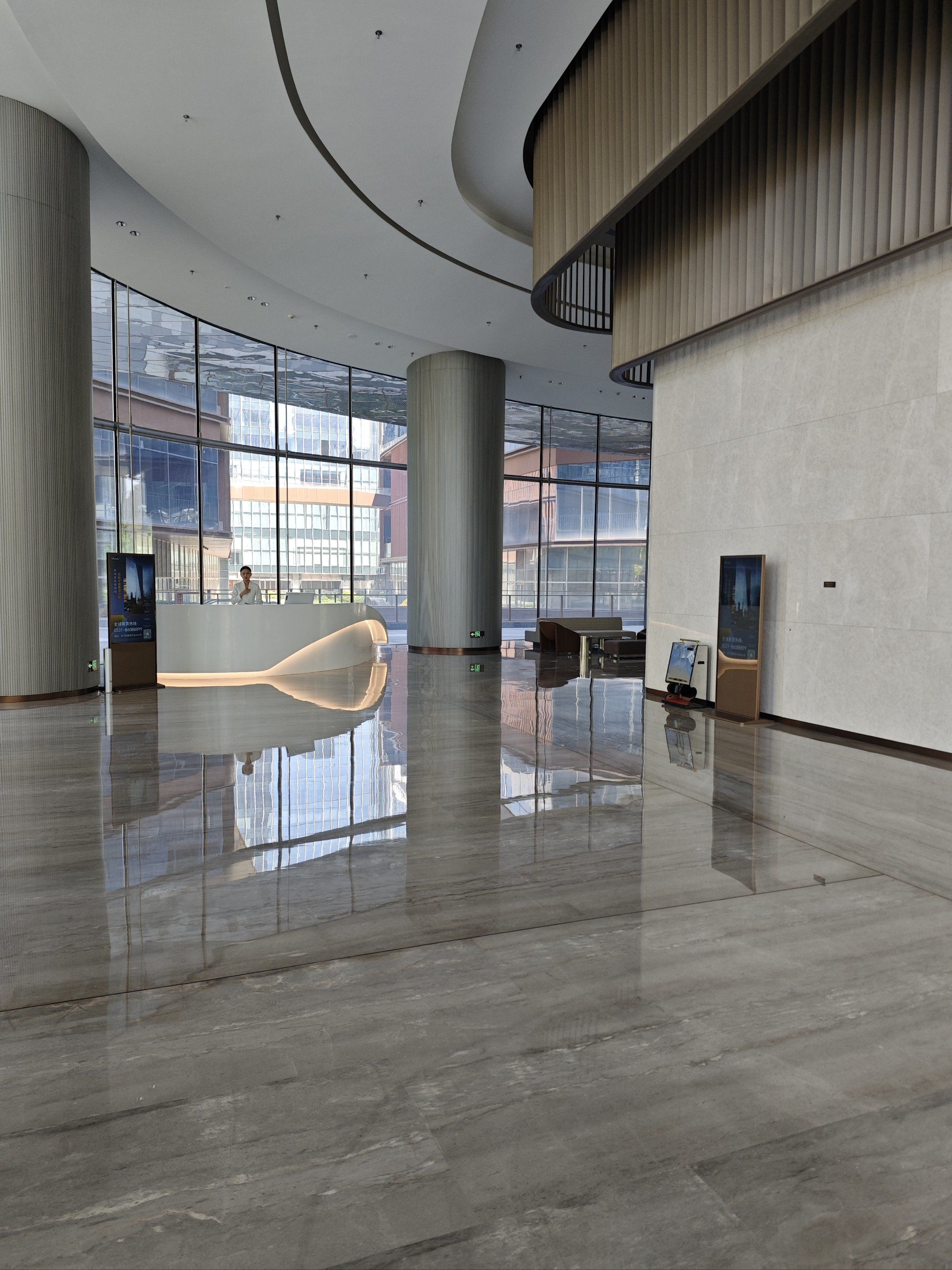 华润置地中心大堂很高端