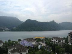 雾气腾腾的江面-建德半岛凯豪大酒店