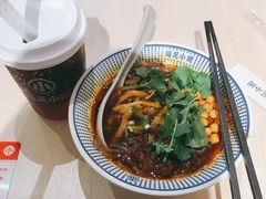 大勺肉酱酸辣粉-遇见小面(凯德广场店)