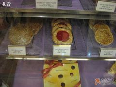 中间是红太阳饼干-丽都DELICATESSEN熟食店